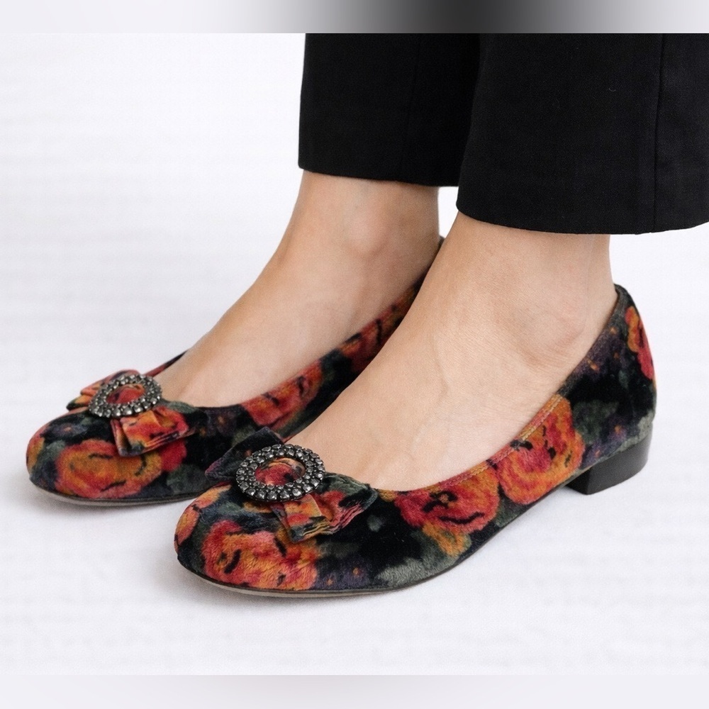 VIA SPIGA Velvet Floral Ballet Flats Bow Rhinestone Accent
Slip On US 10M
